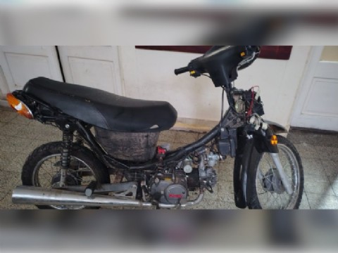 Robaron una moto de una vivienda y la hallaron abandonada entre pastizales