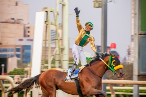 Gustavo Emiliano Calvente cerró un año excepcional con triunfos históricos en el turf internacional