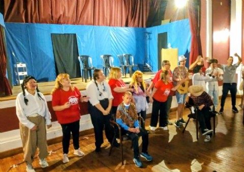 VIDEO | El Centro Español vivió una noche solidaria a puro teatro con la presentación de Todos Somos Artistas