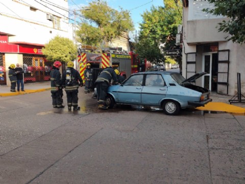 Principio de incendio que afectó a un automóvil fue controlado por Bomberos Voluntarios