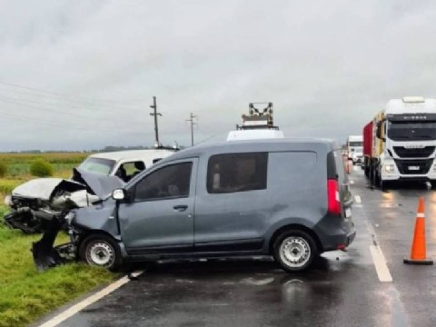 Ruta 8: choque frontal en medio del temporal dejó seis heridos