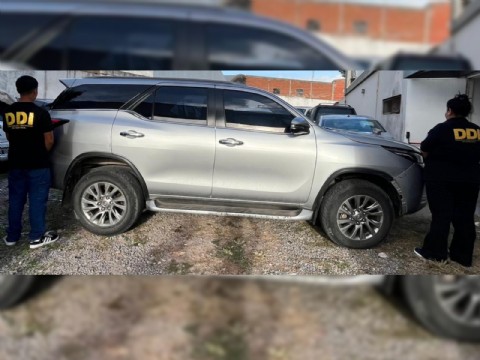 VIDEO | Detienen a un hombre que circulaba en una camioneta robada y con patentes adulteradas