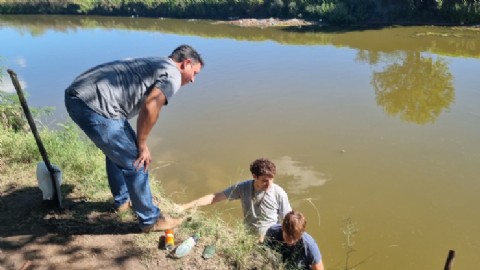 VIDEO | Fue a pescar al Río Rojas… y terminó encontrando un fósil de 10 mil años