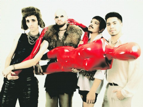 VIDEO | Cráteres presenta Maniquí junto a HERO, una crítica al artificio de la música mainstream