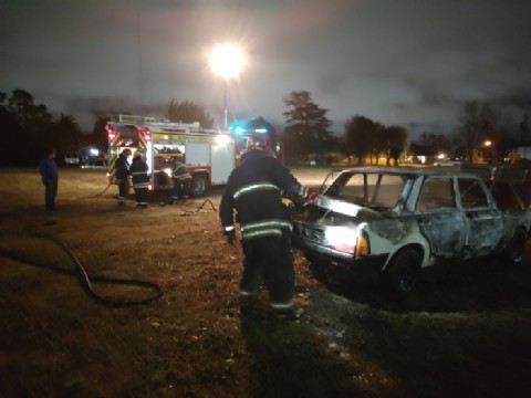 Un auto se incendió frente al barrio Don Pino