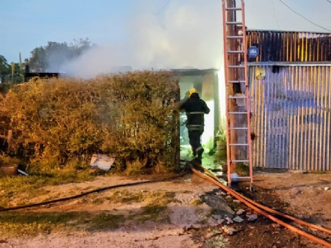 Un voraz incendio arrasó con una casa en Barrio Progreso