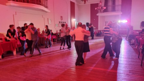 Vecinos disfrutaron de una noche de práctica milonguera en el Centro Cultural Ernesto Sábato