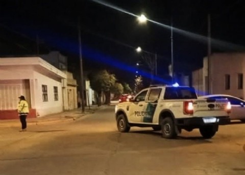 Choque entre un auto y una moto: una mujer sufrió fractura de tibia y peroné