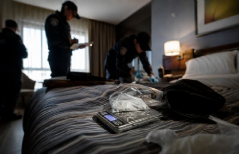 Cocaína y una balanza encendida: investigan un extraño hallazgo en un hotel de la ciudad