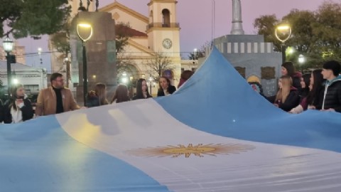 VIDEO | Comenzaron las actividades rumbo al 25 de Mayo con un emotivo homenaje al Himno Nacional