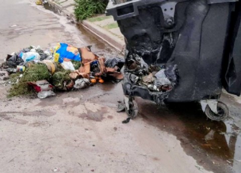 ¿Hasta cuándo el vandalismo? Incendiaron un contenedor de residuos en Zapiola e Italia