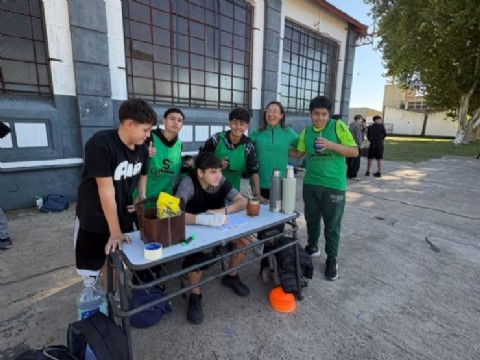 El Municipio impulsó una jornada de cestoball con aros construidos por los propios participantes