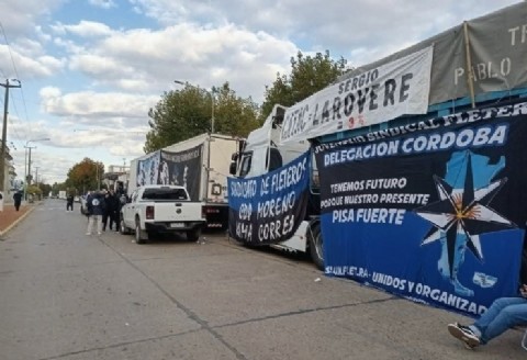 Camioneros coparon el centro de General Arenales y apuntaron contra Cargill