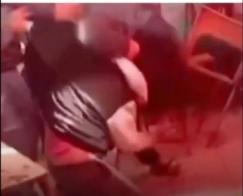 VIDEO | Una madre irrumpió en una escuela y atacó con una cadena a una alumna de 14 años