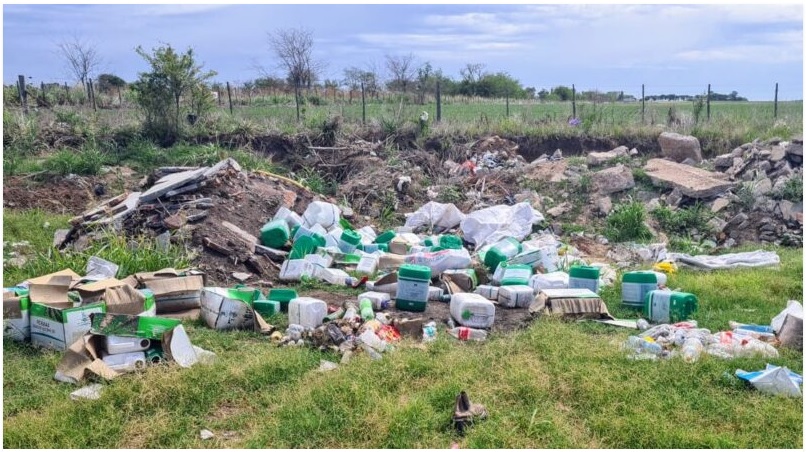 Hallan envases de agrotóxicos descartados en un camino rural y estaría identificado el responsable