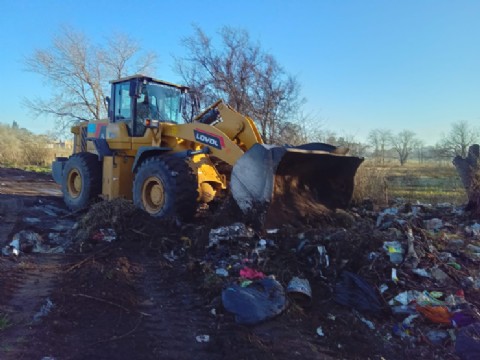 Por sexta vez en el año, la Municipalidad realizó tareas de limpieza en el basural de la calle Ricardo Balbín