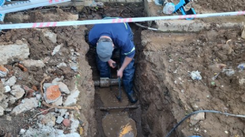 Repararon cañerías en distintos puntos para sostener el servicio de agua