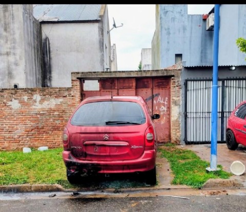 Se incendió un auto en barrio Covendiar I