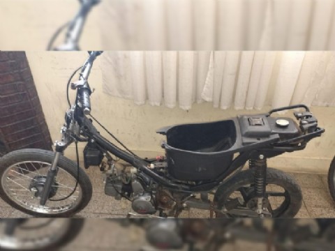 Hallaron una moto robada entre pastizales del barrio Progreso