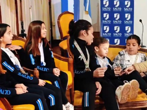 VIDEO | Salto: recibieron a las jóvenes campeonas de patín artístico en la Municipalidad