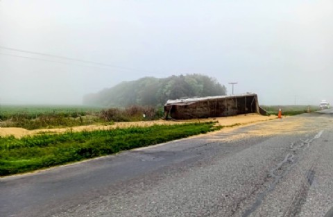 Volcó un acoplado cargado con cereal en la Ruta 188: no hubo heridos