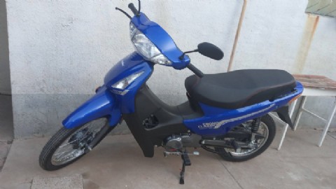 Le robaron la moto a una trabajadora de barrido mientras cumplía su turno