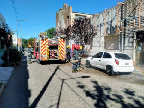 Un auto se incendió frente al Club Sportivo y fue controlado por un comerciante