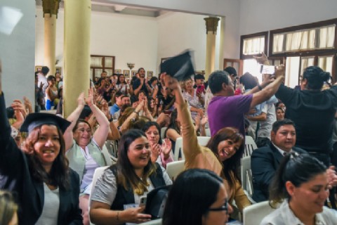 Emotivo acto en Salto: futuros licenciados de Enfermería recibieron sus certificados UBA