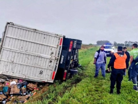 Camión cargado con bebidas volcó en la Ruta Nacional 188, a la altura de la curva de Peña