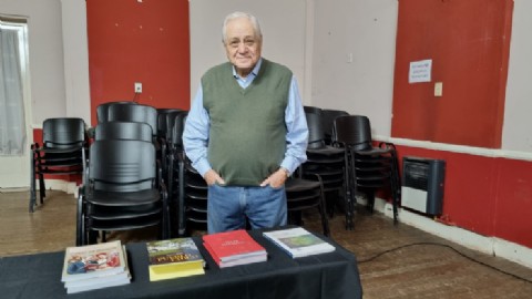 El escritor Carlos Alberto Elbert presentó sus obras en nuestra ciudad