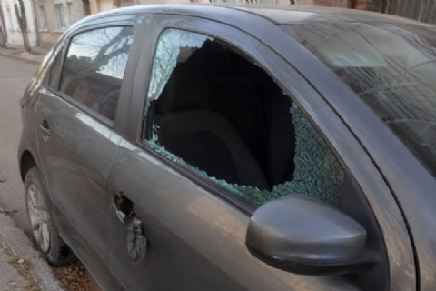 Rompieron la ventanilla de un auto que estaba estacionado en la calle