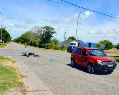 Violento choque entre moto y camioneta dejó 2 heridos