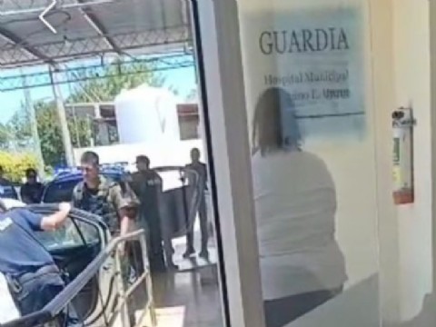 Disturbios en Barrio Belgrano: patrulleros dañados y tensión en el hospital local