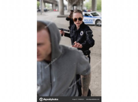 Apedrearon a efectivos de la policía de la ciudad: robo y heridos