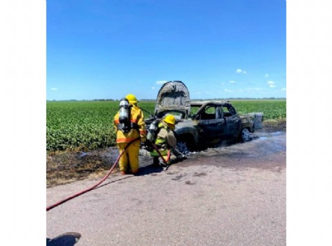 Incendio destruyó una camioneta en la Ruta Provincial 30 y movilizó a bomberos de Rafael Obligado e Inés Indart