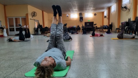 Clases de gimnasia gratuita para mujeres en el Club de los Abuelos