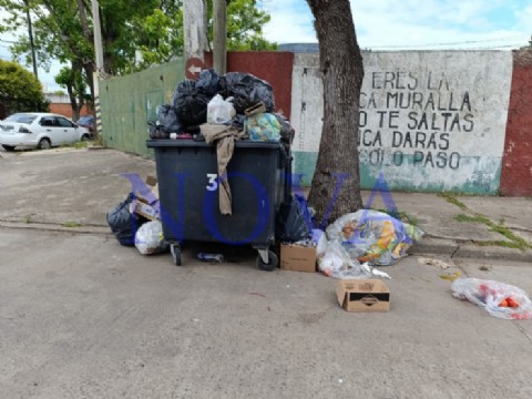 Vecinos se quejan por un desborde de basura en Zapiola y Castelli