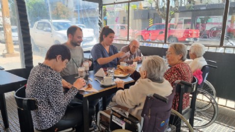 Los abuelos del Hogar Municipal vivieron otra mañana especial fuera de la institución