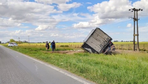 Un camión despistó en la Ruta 188 y terminó contra una alcantarilla