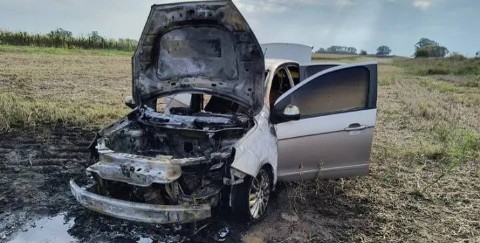 Un hombre de pocas pulgas: despistó con su auto, se incendió y escapó del hospital sin ser atendido