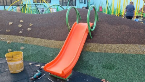 Renuevan los juegos en Plaza Remedios de Escalada que habían sido vandalizados