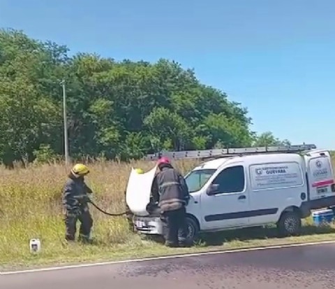 VIDEO | Bomberos apagaron un principio de incendio en un utilitario sobre la ruta 31, a la altura de Guido Spano