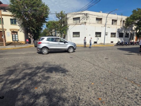 Chocaron un auto y una bicicleta en pleno cruce céntrico