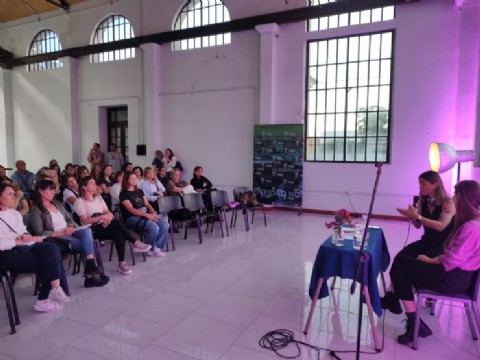 La médica rojense Evangelina Cueto presentó su libro “Crianza en debate”