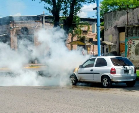 Se incendió un auto en plena avenida Tormey: no hubo heridos