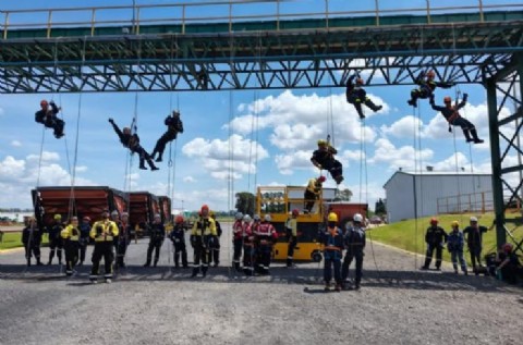 Bomberos de Rafael Obligado se capacitaron en rescate con cuerdas