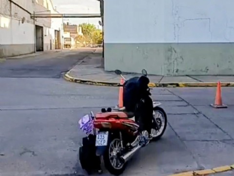 Accidente entre una moto y un auto dejó dos personas hospitalizadas