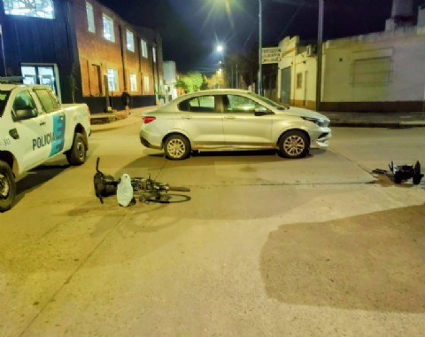 Una mujer y una menor fueron hospitalizadas tras un choque entre un auto y una bicicleta