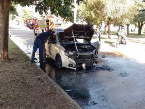 Un auto se incendió en plena calle: el conductor zafó de milagro