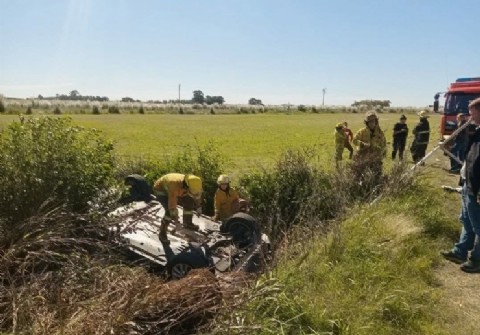 Vuelco en el acceso a Ascensión: un auto terminó en la cuneta tras perder el control